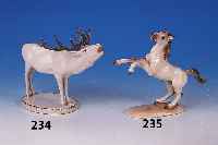 PORZELLANFIGUR, KPM BERLIN, 1914-18, RöHRENDER HIRSCH, SPARSAM BUNT BEMALT, AM GEWEIH RESTAURIERT, H. CA. 17 CM