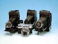 KONVOLUT AUS VIER KAMERAS: DIAX IIA BJ.CA. 1955 MIT SCHNEIDER KREUZNACH XENAR 50MM 1:2.8;VOIGTLäNDER BESSA RF 6X9 MIT HELIAR 105MM 1: 3.5, ...