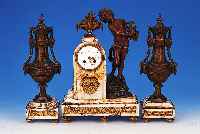 Pendule mit zwei Beistellern, Frankreich, um 1920, ge„dertes Marmorgeh„use, im Sockel Applikationen mit Eichenlaub, Perlleistende- kor, ...