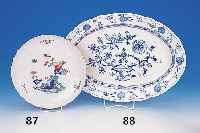 Ovale Platte, Meissen, um 1870/80, Porzel- lan, blaue Bemalung, Zwiebelmuster, L. ca. 47,5 cm, l. Alterssp.