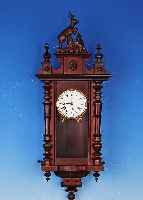Kleine Wanduhr, Junghans, um 1890, verziert.Holzgeh„use, Originalaufsatz (seltene Bekr”- nung), dreiseitig verglast, Emailzifferblatt, ...