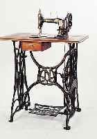 Tisch-Nähmaschine, Marke Emil Halbarth, um 1900, Gestell Gusseisen in schönem Jugend- stil, Holzplatte mit Bandintarsien, Maschine schwarz ...