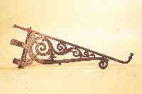 PAAR HALTERUNGEN EINER GASLATERNE, DEUTSCH, UM1880-90, GUSSEISEN, EHEMALS GRüN GEFASST, KORRODIERT, H. CA. 41 CM, L. CA. 92 CM (OHNE DIE ...