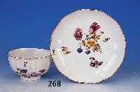 Tasse mit Untertasse, Meissen, um 1740, Porzellan, Blumenbouquetmalerei, Goldrand l. berieben, feine Bemalung, H. 5 cm