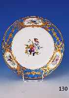 Teller, Sevres, um 1760 Porzellan, blauer Rand, in Kartuschen V”gel, mittig Blumenbouquet, sch”ne Malerei, Gold- ...