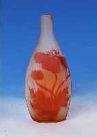 Vase, Galle, Nancy, um 1920 farbloses Glas, rot berfangen, in Flaschen- form, ge„tzt, H. ca. 14.5 cm