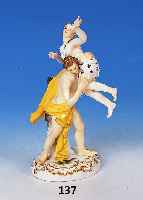 Porzellanskulptur, Meissen, um 1870/80 Raub der Sabinerinnen, bemalt, l. rest. an Sch„rpe und Bl„ttern, Goldstaffage, H. ca. 18 cm