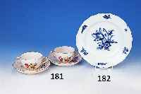 Teller, Meissen, um 1750, Porzellan Unterglasurbemalung, Blumengebinde mit In- sekten, D. 24 cm
