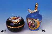 Milchkrug, Frankreich, um 1900, blaugrundig, in Kartusche galante Szene, H. ca. 13 cm, Goldstaffage