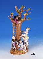 Figurengruppe, Meissen, um 1860 Porzellan, Apfelpflcker, Mutter und drei Kinder, bemalt, z.T. rest., einige Bl„ttchen fehlen, ...