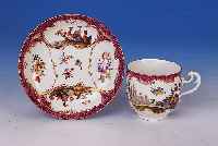 Tasse mit Untertasse, Sevres, um 1740, Por- zellan, Tasse in zwei Kartuschen bemalt: Landschaftsdekor mit zwei bzw. drei V”geln, Untertasse ...