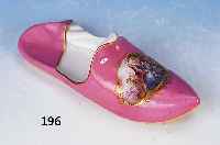 Glcksschuh, Meissen, um 1860, Porzellan in Kartusche Sch„ferszene, Goldstaffage, an der Lasche restauriert, L. 16 cm