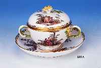 Deckelschssel und Untertasse, Meissen, um 1740, Porzellan, Untertasse mit drei galanten Szenen bemalt, Deckel mit zwei und ...