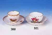 Mokkatasse mit Untertasse, Kgl. Kopenhagen, um1900, bunt bemalt mit Landschaft auf Tasse und Blumen auf U-Tasse, Goldrand, H. ca. 5 cm