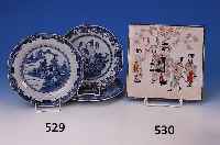 Porzellanplatte, Japan, um 1900, bunte Be- malung, Personenstaffage, Goldbrokatstil, sign., 24,5 x 24,5 cm, l. ber., sign.