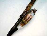 Porzellankopfpfeife, um 1880/90, feine bun- te Bemalung, Darstellung eines Hirsches u. zwei Rehe auf Lichtung, aufwendig gearbeiteterHornstiel, ...