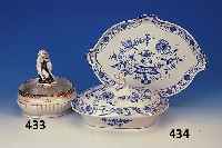 Jugendstilschale, Turn & Teplitz, um 1910, Porzellan, bekrönt von knieendem Frauenakt, partiell blau staffiert, Goldstaffage, l. be- rieben, l. ...