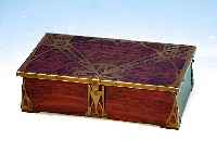 Deckelschatulle, Erhardt & Söhne, um 1902/04, Holz, Messingintarsien, Maße: ca. 6,5 x 18,5 x 10,5 cm, l. Alterssp.