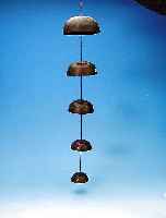 GELäUT, CHINA, UM 1900, KUPFER, VERSCHIEDEN FARBIGE FEUERTöNUNG, REICHE GLüCKSYMBOLIK, GRAVIERT, GESAMTLäNGE CA. 92 CM