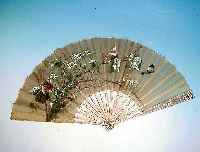 Fächer, franz., um 1900, sign. F. Gardon o. ä., Gaze und Perlmutt, florale Bemalung mitSchmetterling, l. beschädigt, L. ca. 36 cm