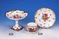 Gedeck, Dresden, um 1910, Porzellan, bunte Bemalung, Blumenbouquets u. Streublmchen, Goldstaffage, l. ber., Tellerd. ca. 21 cm, Tassenh. ...