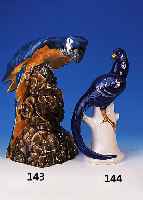 Große Porzellanfigur, Aelteste Volkstedt, um 1930, Paradiesvogel, partielle blaue Glasur,Goldstaffage, H. ca. 42 cm, l. ber., sign. Artur Storch