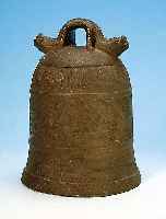 GLOCKE, CHINA, UM 1870, BRONZE, LANDSCHAFTS-DEKOR MIT PERSONENSTAFFAGE, H. CA. 18 CM, OHNEKLöPPEL, L. ALTERSSP.