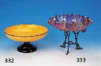 Anbietschale, Österreich, Lötz, um 1900/10, in die Form geblasenes Glas mit roten Ein- schmelzungen, vielfach ausgezogener Rand, ...