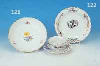 TEEGEDECK, MEISSEN, 20. JH., 1. WAHL, PORZELLAN, BEMALT IM DEKOR REICHER SCHWARZER DRACHEN, GOLDRAND, H. CA. 5 CM