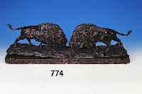 Skulptur, sign. M. Bauer, k„mpfende Bisons, Zinn-Zinkguá, ein Schwanz gebrochen, gew”lbt, H. ca. 23 cm, B. ca. 79 cm