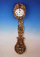 Comtoise, Frankreich, um 1890/1900, floral geprägte Messingumrandung, z. T. bunt bemalt, an Ecken l. besch., dazu gehörender Prunkpen- del, ...