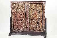 TEIL EINES ZIER-FENSTERS, THAILAND, 2. HäLFTE 19. JH., , HOLZ GESCHNITZT, MIT DURCHBRUCHARBEIT, STIL. VOGELDEKOR UND STIL. BLUMEN, ...