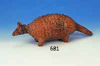 Skulptur eines Gürteltiers, Colima/Mexiko, ca. 1900 Jahre alt, gebrannter Ton, H. ca. 12 cm, L. ca. 35 cm, restaurierte Bruchstelle am Schwanz, ...