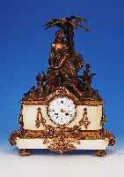 Groáe Pendule, Frankreich, um 1870/80, weiáer Marmorsockel, reich mit Bronezguáappliken be- setzt, florale Girlanden, Palmwedel, verzierteu. z. T. ...
