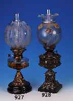 Petroleumlampe, deutsch, um 1890/1900, Metall, auf dunklem Marmorsockel, bemalter Glasschirm mit Blumendekor, Goldstaffage, Zylinder, ...