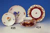 6 kl. u. 1 gr. Teller, Meissen, 2. H. 20. Jh., 2. Wahl, Porzellan, bunte Bemalung, mittig je eine Blume, auáen Streublmchen, Goldrand, D. ca. ...