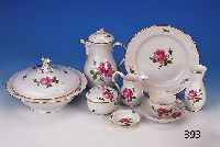 Groáes Tafel- u. Kaffeeservice fr 6 Personen,Meissen, 20. Jh., 2. Wahl, Porzellan, bunt bemalt, Rote Rose, Goldstaffage, best. aus: 6 groáen ...