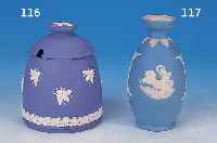 Kleine Vase, sign. Josiah Wedgwood & Sons, um 1830-40, blaues Bisquitporzellan mit auf- gelegte weissen Dekoren (einer besch.), H. ca.12,5 cm