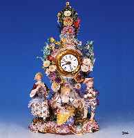 Pendule, Meissen, um 1860, Porzellan, mit drei vollplastischen Figuren und reichen Applikationen von bunten Blüten, teilrest. an Blüten, ...