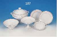 SPEISESERVICE, DEUTSCH, UM 1910/20, PORZEL- LAN, ROTER UND DUNKLER FADENDEKOR, BEST. AUS: TERRINE, ZWEI GROßEN RUNDEN PLATTEN, FüNF OVA-LEN ...