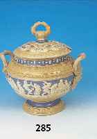 GROßE DECKELBOWLE, WOHL METTLACH, UM 1870, STEINZEUG, REICH VERZIERT, RELIEFIERTER DEKOR VON EICHENLAUB U. EICHELN, BEKRöNUNG IN FORM EINER ...