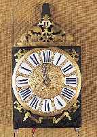 Frühe Comtoise, Frankreich, um 1740, verziertes Bronzegußzifferblatt, in Ziffer- blattmitte umringt von Viertelstundenkreis ...