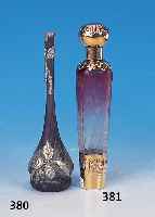 Vase, Frankreich, 30er Jahre, Schichtglas mit violetten und blauen Ein- und Aufschmel- zungen, floraler applizierter Silberdekor, H. ca. 14,5 cm