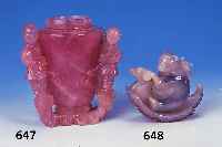 Ziergef„ss, China, 20. Jh., Rosenquarz ge- schnitten, mit drei vollplastischen Figuren, ohne Deckel, H. ca. 15 cm