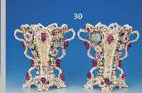 Zwei Doppelhenkelvasen, Jean Petit, Frankreichum 1830/40, Porzellan, reich applizierter Blumen und Traubendekor, bemalt, leicht best. ...