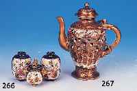 Drei Vasen, Japan, um 1910, Steingut, z.T. kobaltblau staffiert, bemalt, H. 5-6cm