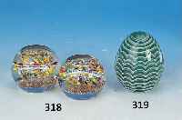 Paperweight, Murano, 2. Hälfte 20. Jh., grünes Glas, eingekämmte weiße Fäden, H. 8 cm