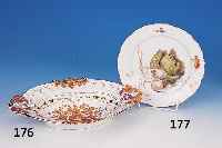 Teller, Nymphenburg, um 1900 Porzellan, Grünkohl und Knoblauch, Schmetterlinge, Gold- rand,D. 24.5 cm