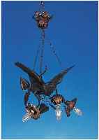 Deckenlampe, wohl Frankreich, um 1920, Metallguß mit drei Brennstellen, in Form einesVogels mit Blüten, H. 62.5 cm