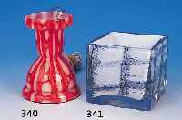 Vase, Italien, 20. Jh., farbloses Glas, weisser Innenüberfang, zwischen den Schichten eingeschlossene Luftblasen, abstrakte Einpude-rungen, 11 ...